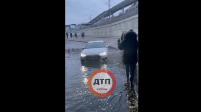 В Киеве возле автовокзала образовалось «озеро» в туннеле: авто поплыли