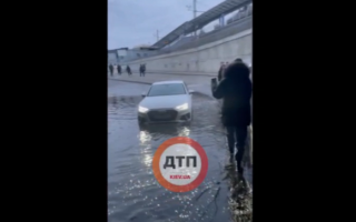 В Киеве возле автовокзала образовалось «озеро» в туннеле: авто поплыли
