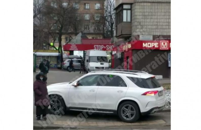 В Киеве заметили наглую «героиню парковки» на Mercedes, видео