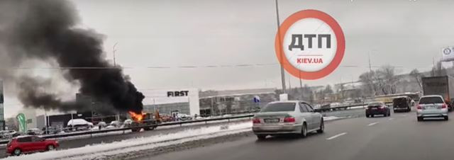 В Киеве посреди дороги вспыхнул трактор