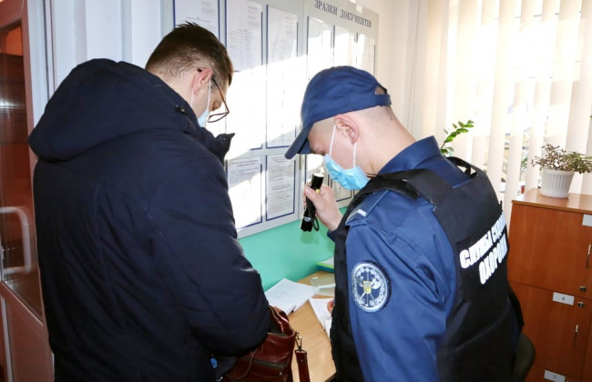 Ножі, набої та балончики: українці намагалися пронести до органів Феміди тисячі заборонених предметів