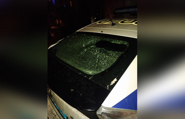 В Днепре банда жестоко избила подростков и разбила стекло автомобиля копов: фото