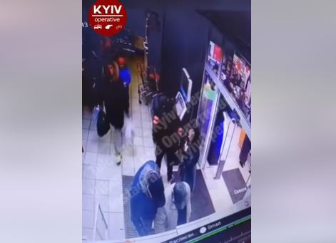 В киевском супермаркете охранник помог вору ограбить покупателя