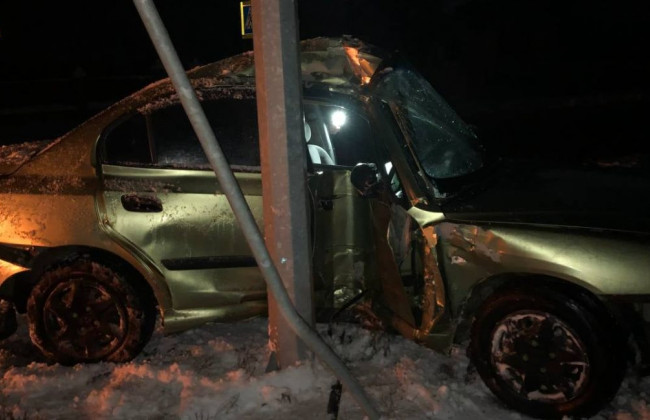 Влетел в электроопору: в ДТП под Киевом пострадали дети