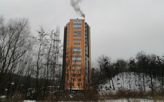 В Киеве жильцы начали отапливать многоэтажку дровами