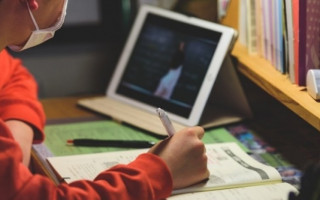 Суд у Львові оштрафував жінку за прогули донькою онлайн-навчання