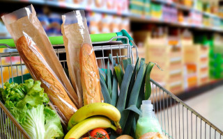 Украинцам планируют выдавать карточки на продукты: как это может работать