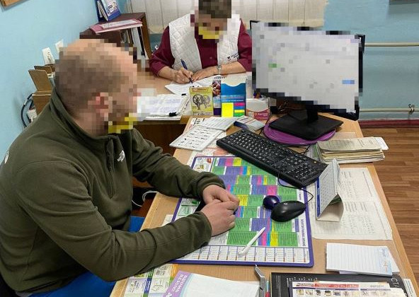 Врачи зарабатывали на фейковой вакцинации: за внесение в Реестр им платили до 6 тысяч гривен