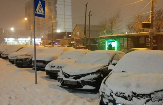 Заблокировали пешеходный переход: киевлян возмутили «герои парковки»