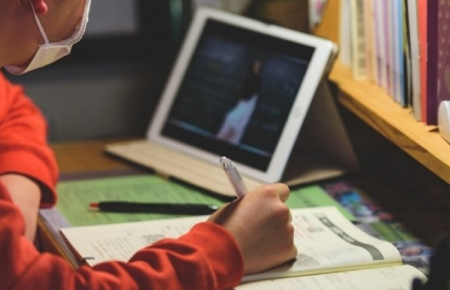 Суд у Львові оштрафував жінку за прогули донькою онлайн-навчання