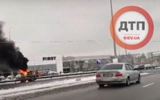 В Киеве посреди дороги вспыхнул трактор