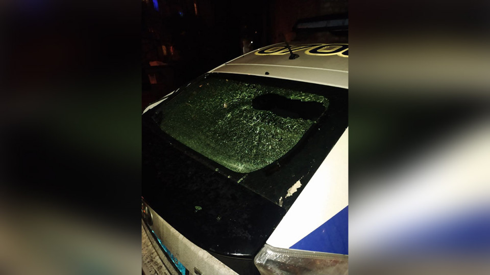 В Днепре банда жестоко избила подростков и разбила стекло автомобиля копов: фото
