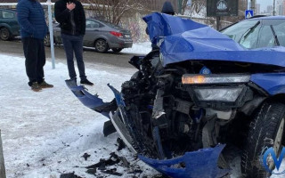 В Киеве таксист хотел избежать ДТП и влетел в столб, фото