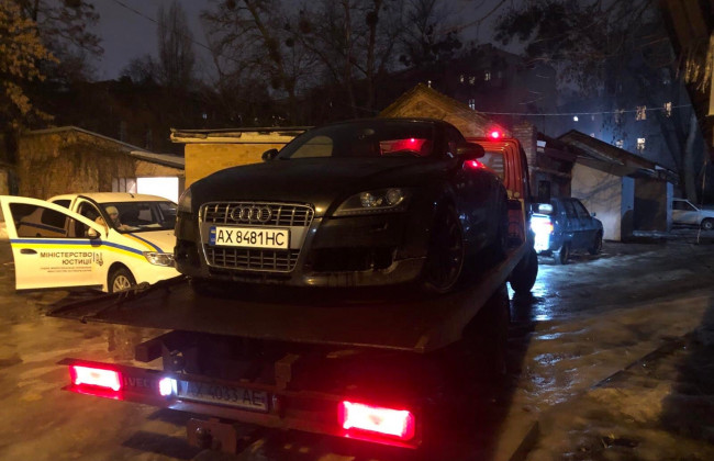 Не сплатив штрафи на 100 тисяч гривень: у Харкові забрали кабріолет у «короля автостради», відео