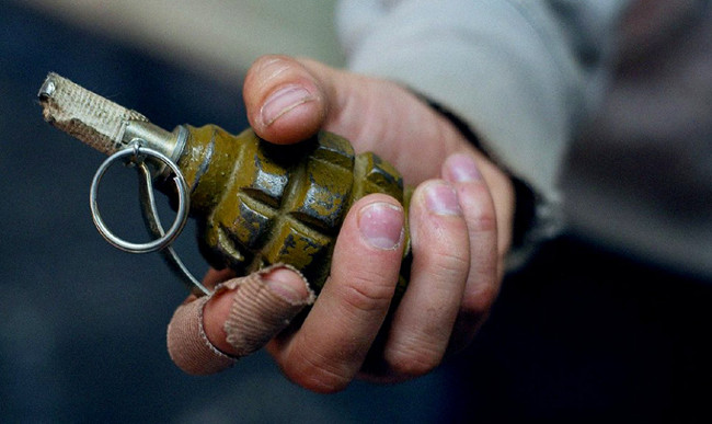 Носил в кармане: в Киеве задержали мужчину с боевой гранатой, фото