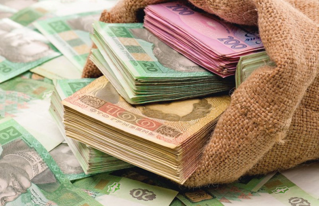 На Рівненщині керівник медустанови незаконно виплатив понад 400 тисяч «ковідних» коштів