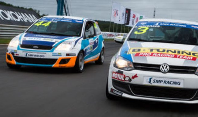 В Киеве два водителя устроили гонки на ледяной трассе и поплатились за это, видео