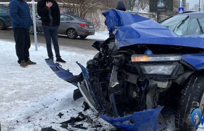 В Киеве таксист хотел избежать ДТП и влетел в столб, фото
