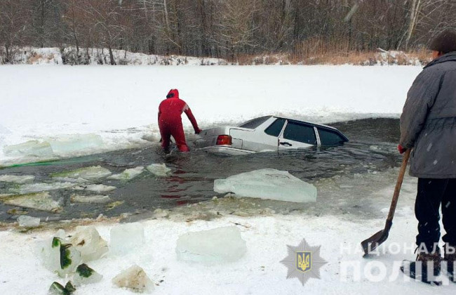 В Полтавской области автомобиль пошел под лед: за рулем был нетрезвый водитель, фото