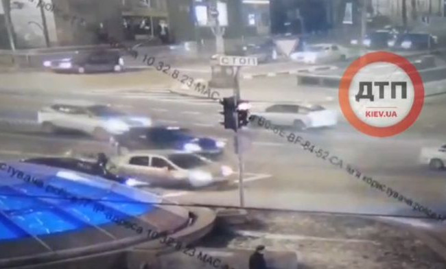 Странное ДТП в Киеве: женщина на Hyundai оторвала палец мужчине, видео
