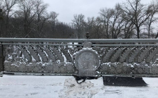 В Киеве с моста Патона убрали советский барельеф со звездой, но киевляне опять недовольны