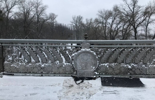 В Киеве с моста Патона убрали советский барельеф со звездой, но киевляне опять недовольны