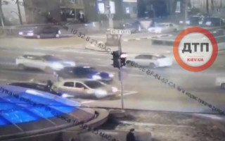 Странное ДТП в Киеве: женщина на Hyundai оторвала палец мужчине, видео