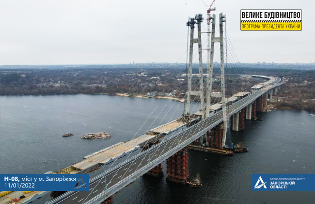 У Запоріжжі на новому мосту за ніч поклали весь асфальт: фото