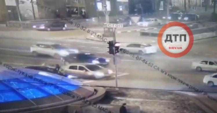 Странное ДТП в Киеве: женщина на Hyundai оторвала палец мужчине, видео