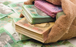 На Рівненщині керівник медустанови незаконно виплатив понад 400 тисяч «ковідних» коштів