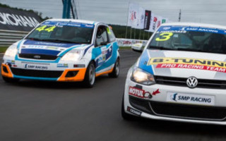 В Киеве два водителя устроили гонки на ледяной трассе и поплатились за это, видео