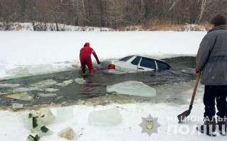 В Полтавской области автомобиль пошел под лед: за рулем был нетрезвый водитель, фото