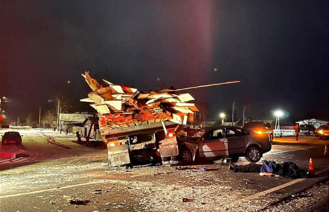 Смертельное ДТП под Киевом: легковушка столкнулась с КамАЗом, фото