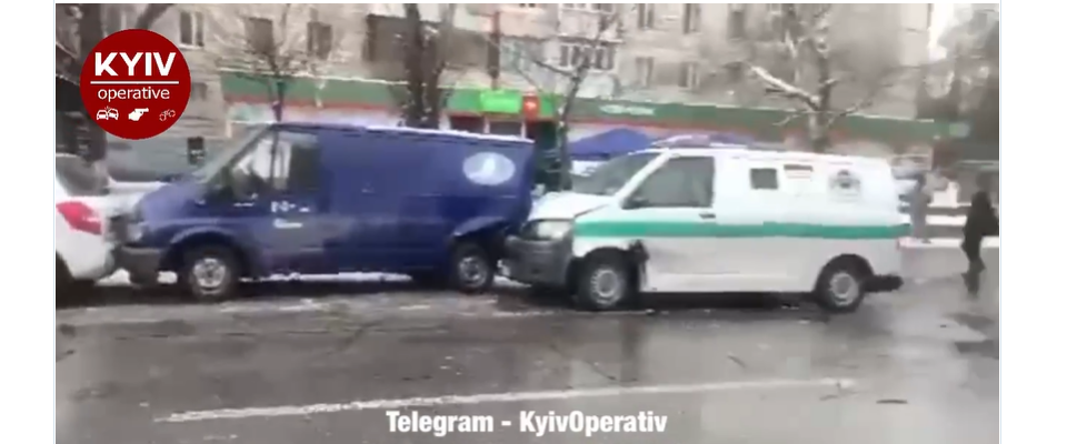 Странное ДТП с инкассаторами в Киеве: пять автомобилей сложились в «паровозик»