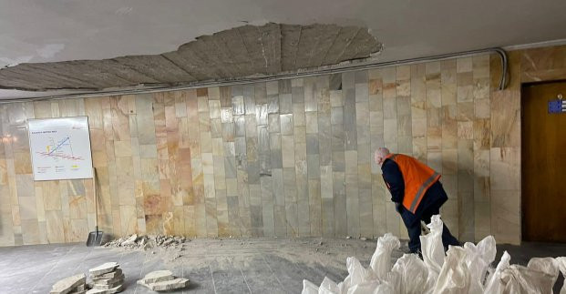 В Харьковском метро в час-пик обвалился потолок: фото