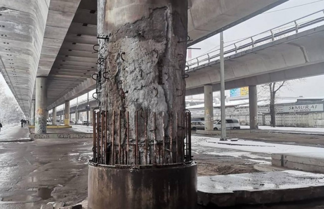 В Киеве «устал» очередной путепровод: появились фото Южного моста