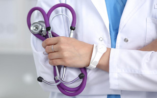 Кабмин повышает зарплату медикам с 1 января