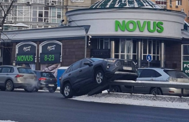 В Киеве «героиня парковки» заехала автомобилем на отбойник, фото