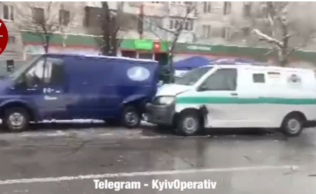 Странное ДТП с инкассаторами в Киеве: пять автомобилей сложились в «паровозик»