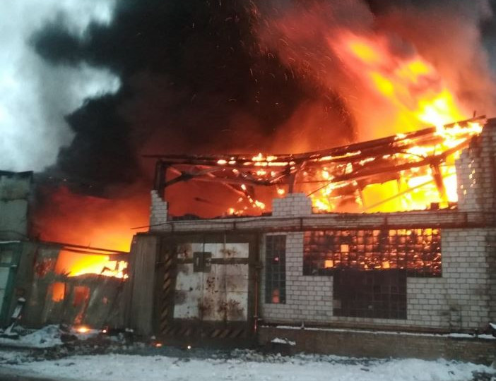 В Киевской области – сильный пожар на заводе: горит склад автошин