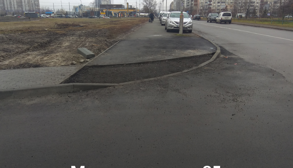 Заасфальтировали часть тротуара с газоном: в Киеве супермаркет расширил свой заезд на парковку