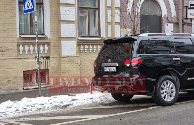 Автомобиль Кличко припарковали с нарушением ПДД, фото