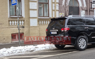 Автомобиль Кличко припарковали с нарушением ПДД, фото