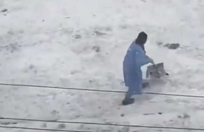 Киевлян удивила уборщица Укрпочты: шваброй «мыла снег»