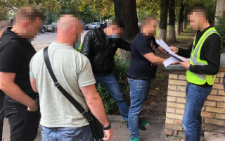 У Києві посередник допомагав державному виконавцю одержувати хабарі