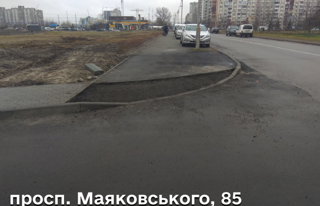 Заасфальтировали часть тротуара с газоном: в Киеве супермаркет расширил свой заезд на парковку