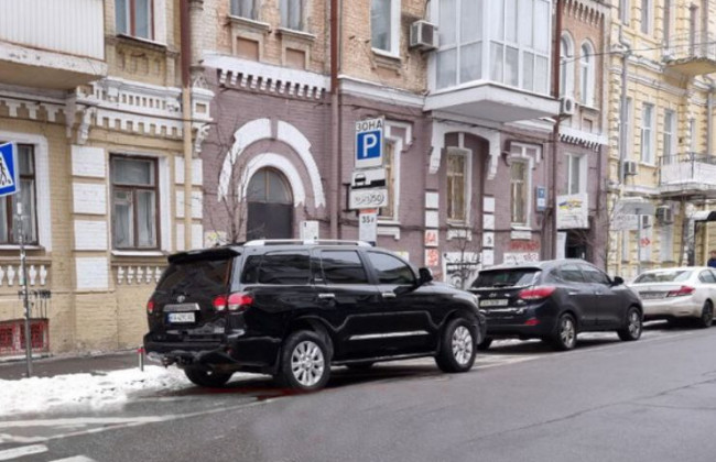 Водитель Кличко припарковался с нарушением ПДД: появилась реакция мэра