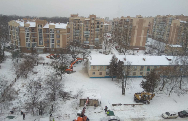 У Києві знесли гуртожиток на Метрологічній: поліція зайнялась справою