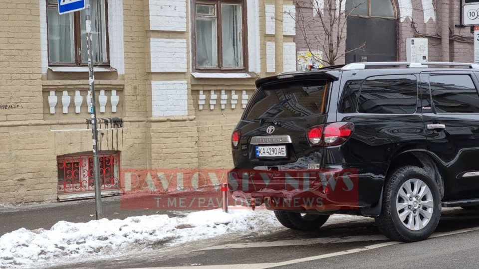 Автомобиль Кличко припарковали с нарушением ПДД, фото