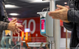 Заразятся почти все, но привитые перенесут легче, – главный инфекционист США об «Омикроне»